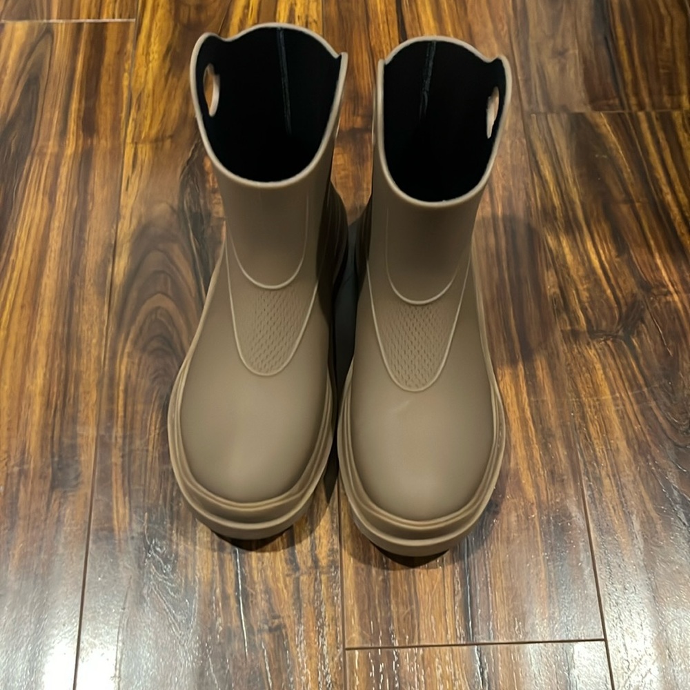 Monclear rain boots size 8 brand new oat color women’s